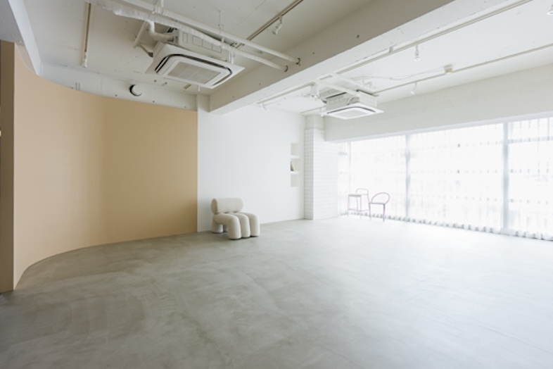 tete photo studio｜大きな窓から自然光がたっぷり入る白基調の開放空間は、韓国風ポートレートやアパレル撮影にフィット