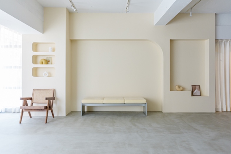tete photo studio｜ファッション撮影や人物カットにぴったりなニッチ棚付きのR壁とベンチ