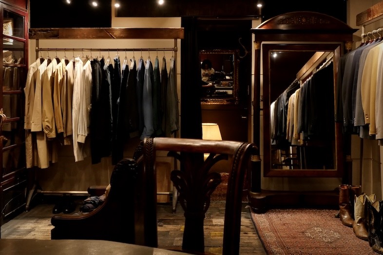 UGETSU Atelier｜【1F】アパレルルックやクラシカルなポートレート撮影に深みを与えてくれる重厚な室内