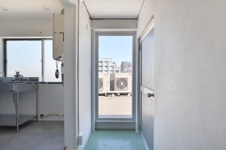 Sun Pro｜【5F Rooftop塔屋】出入り口から屋上へ一連での撮影が可能です