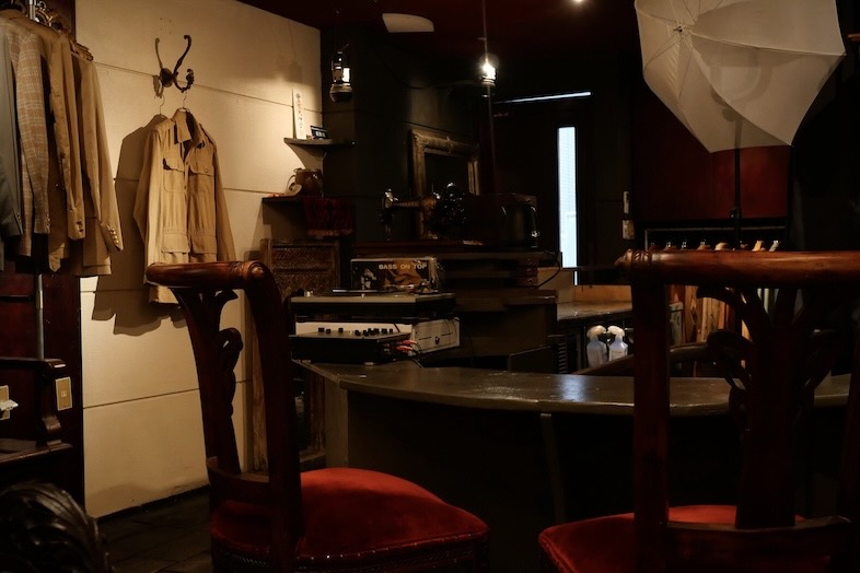 UGETSU Atelier｜【1F】奥に広がるカウンター会話シーンやショップシーンの撮影に