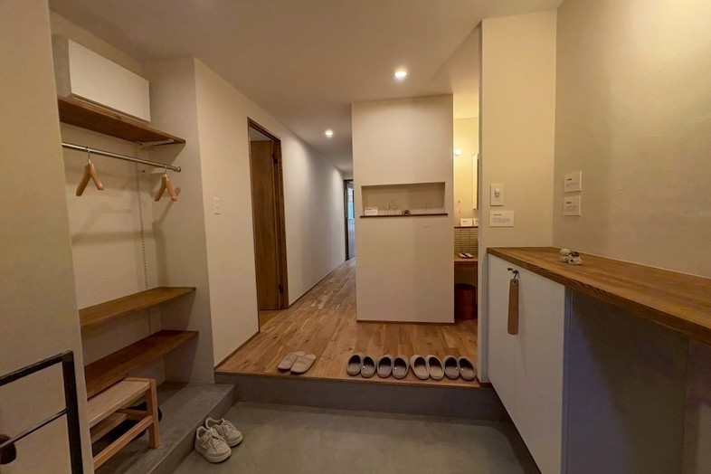 横浜ショールームマンション｜来訪シーンや生活導線の表現に使いやすい玄関