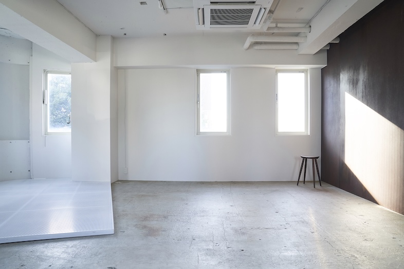 Echo.studio｜【5F】白壁×コンクリート床のギャラリー的な空間全景