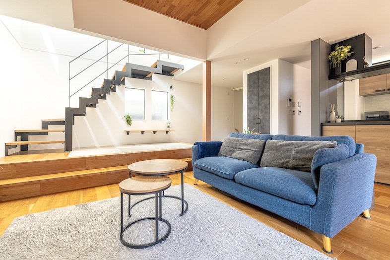 Villa Olive 板橋蓮根｜ソファ越しに階段まで見渡せるリビングの構図は、家族の自然な生活導線を描く撮影にぴったり