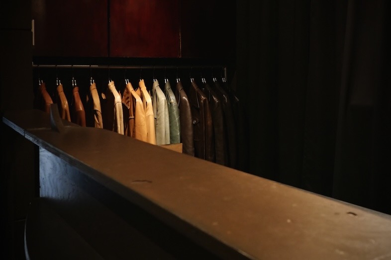 UGETSU Atelier｜【1F】落ち着いたトーンのカウンター空間はバーシーンやシックなインタビュー撮影にも相性抜群