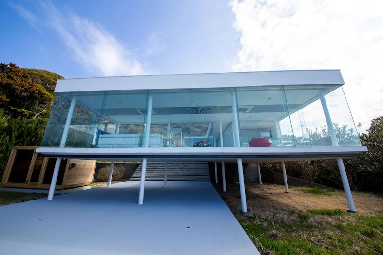 白浜｜建物全体を見渡せる低めのアングル