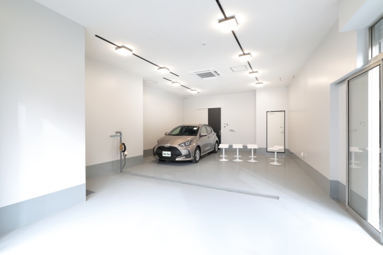 Sun Pro｜【1F Motor pit】複数台の車両や大型プロップ撮影にも対応可能な広さも魅力