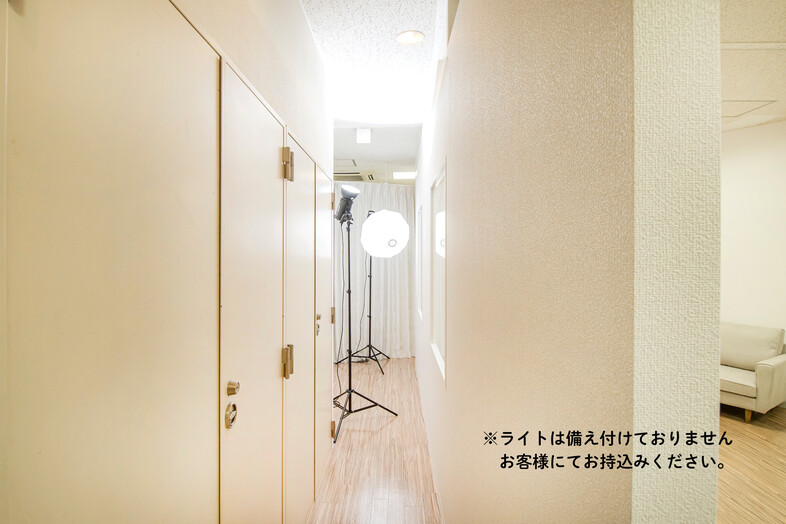 麻布十番メインキッチンスタジオ｜照明機材を持ち込める撮影用の控え通路※ライトは備え付けておりません