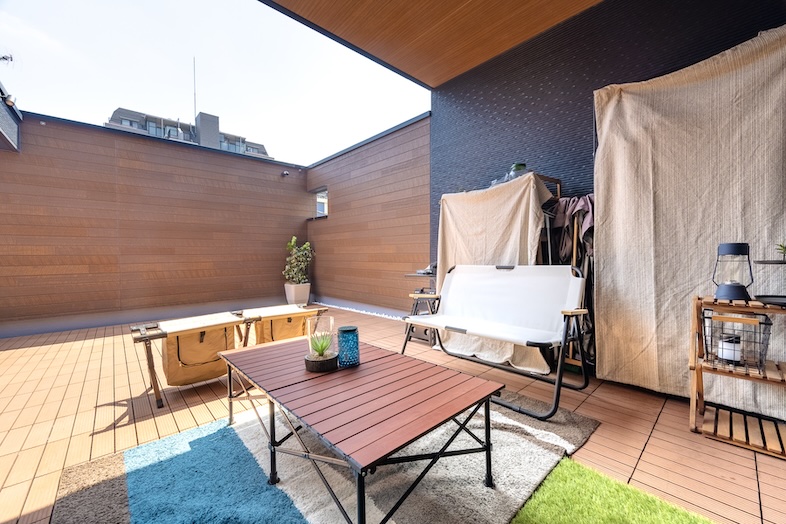 Villa Olive 板橋蓮根｜抜け感抜群のウッドデッキ付きテラスは、アウトドアリビングやくつろぎのライフスタイル撮影にぴったり