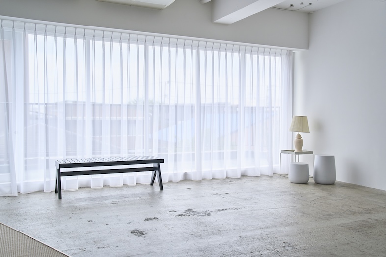 Echo.studio｜【4F】大きなカーテン越しの柔光は抜け感を表現したいファッション撮影におすすめ