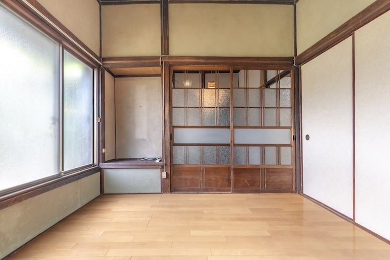 S-Studio保土ヶ谷｜味のある木製建具のあるミニマムな空間はライフスタイル・書斎系のシーン撮影にもフィット