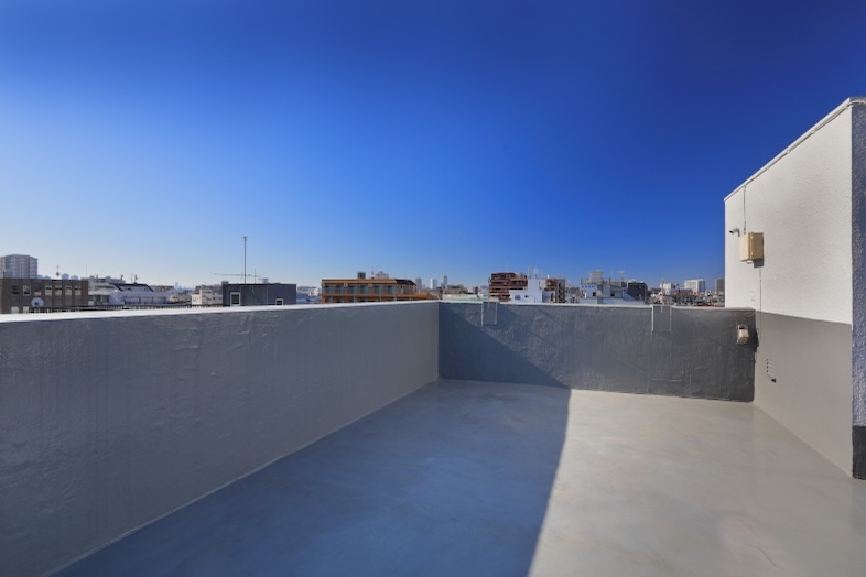 Sun Pro｜【5F Rooftop】抜けの良い屋上空間では、青空背景の開放感あるポートレート撮影ができる（西側）