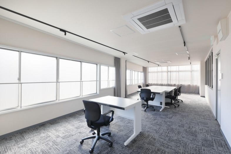 Sun Pro｜【3F Office】白壁と広い窓面で自然光が回るオフィス空間は、清潔感あるビジネスシーン撮影に最適