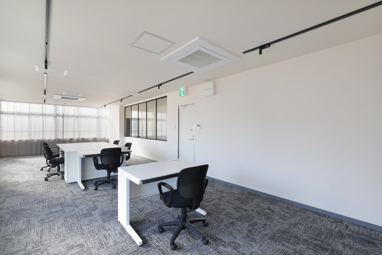 Sun Pro｜【3F Office】白と黒のモノトーンを基調としたシンプルなオフィス空間