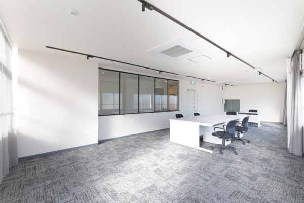 【3F Office】2面採光の明るい空間で、人物を自然に引き立てるポートレート撮影が可能