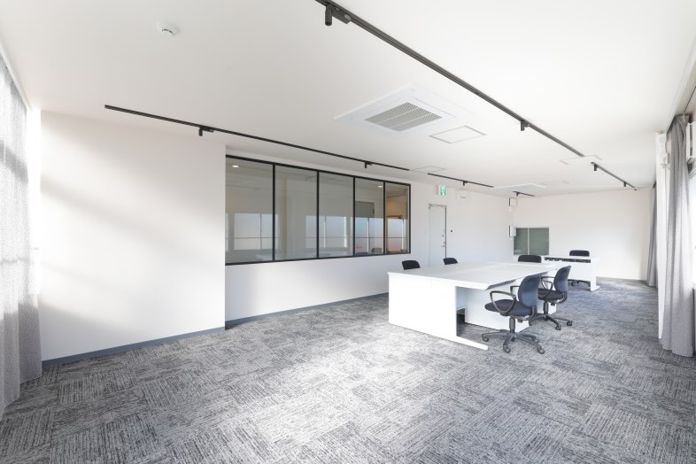 Sun Pro｜【3F Office】2面採光の明るい空間で、人物を自然に引き立てるポートレート撮影が可能