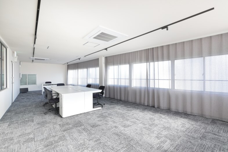 Sun Pro｜【3F Office】窓際の光を活かした横構図は、ナチュラルな企業イメージ撮影にぴったり