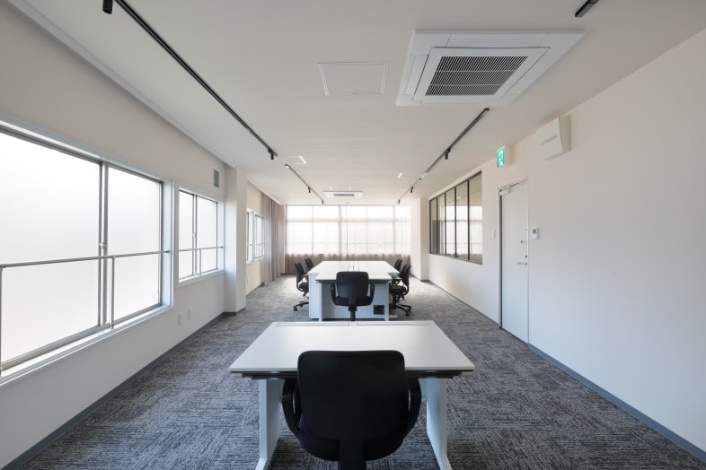 Sun Pro｜【3F Office】広い床面と均一な光が回るので、オフィスシーンのほか商品と人物を組み合わせた撮影にもフィット
