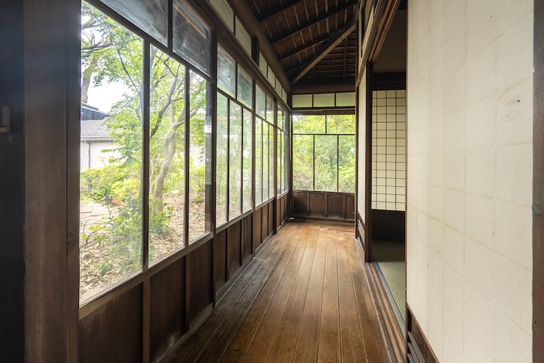 S-Studio保土ヶ谷｜縁側と庭が続く開放的な廊下は、自然光と緑を背景に季節感あるポートレート撮影に最適