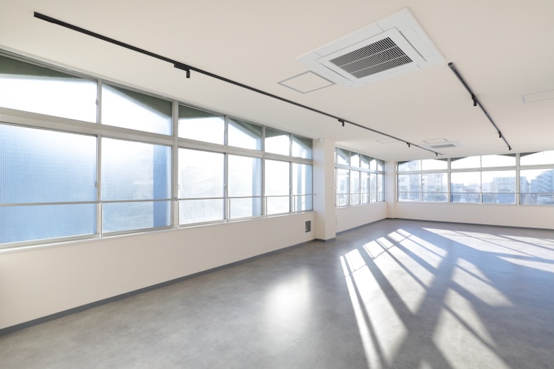 Sun Pro｜【4F Sunroom】東南向きの2面採光により、陰影を活かした表情豊かな撮影が可能です