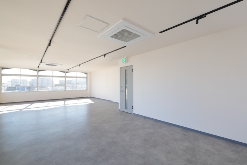Sun Pro｜【4F Sunroom】白壁を背景にアパレル撮影や商品撮影が可能