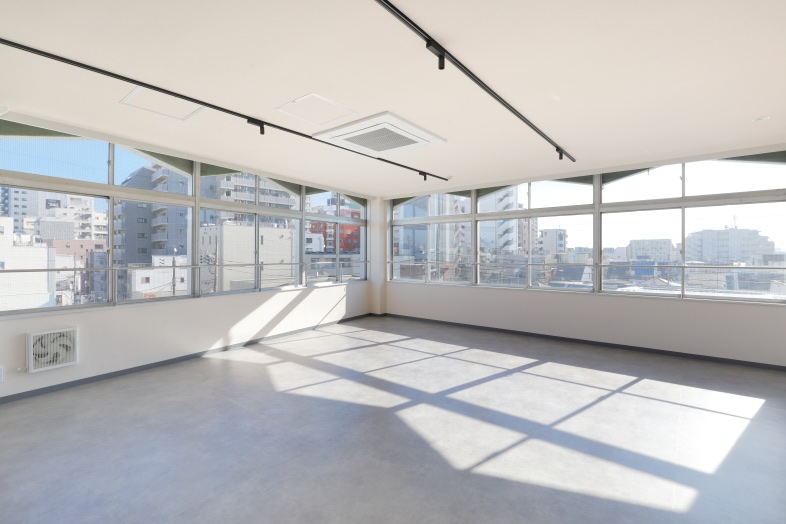Sun Pro｜【4F Sunroom】カーテンを外した開放感のある演出