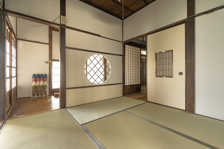 S-Studio保土ヶ谷｜円窓が印象的な和室は、和の意匠を活かしたコスプレやアート撮影にぴったり