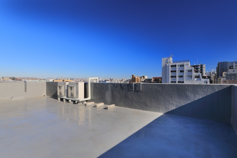 Sun Pro｜【5F Rooftop】周囲の街並みを背景に、都市的な雰囲気を活かしたロケ撮影が可能（東側）