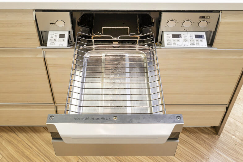 麻布十番メインキッチンスタジオ｜引き出し式グリルの使用感が伝わる接写 調理家電紹介向き