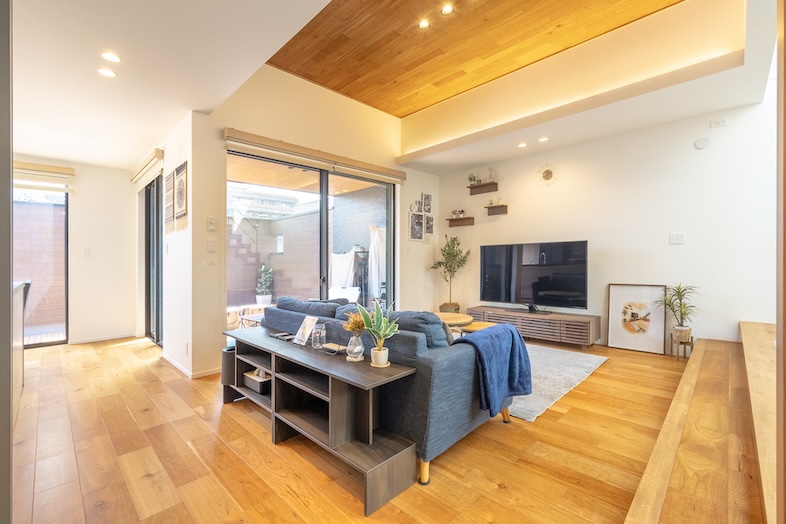 Villa Olive 板橋蓮根｜木の温もりと間接照明が心地よいリビングは、夜の団らんシーンやナチュラルなライフスタイルムービーにフィット