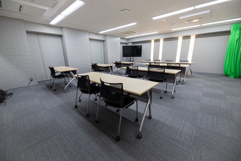 MediArt Studio｜【スタジオ】スクール形式でレイアウトされた会議室は、セミナー収録や講演撮影、企業研修の記録映像にも◎