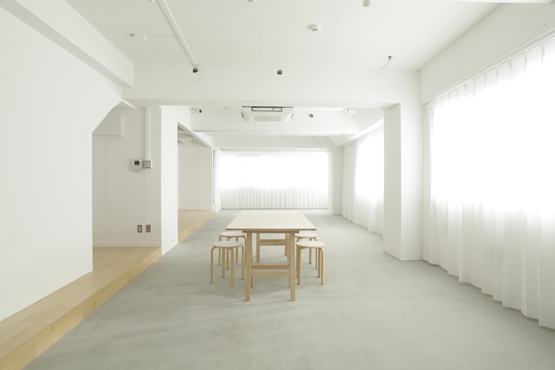SUMIRE STUDIO｜【6F 多目的スペース】白壁と広い床面が広がるシンプル空間なので、自由なレイアウトによる人物撮影や物撮りに