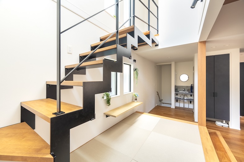 Villa Olive 板橋蓮根｜階段を主役にした抜け感ある構図は人物の移動シーンや住宅紹介映像にも