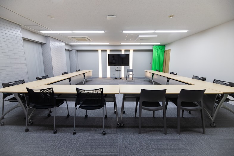 MediArt Studio｜【スタジオ 会議室利用】モニターとグリーンバックを備えた会議室構成
