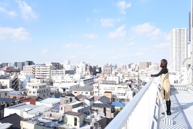 SUMIRE STUDIO｜【屋上】抜けの良い景色を背景に、開放感あるポートレートやロケ風撮影が可能