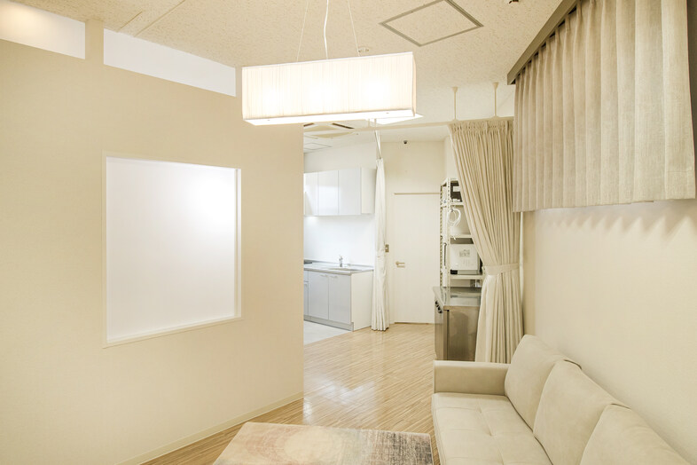 麻布十番メインキッチンスタジオ｜照明とカーテンが重なる奥行きある空間