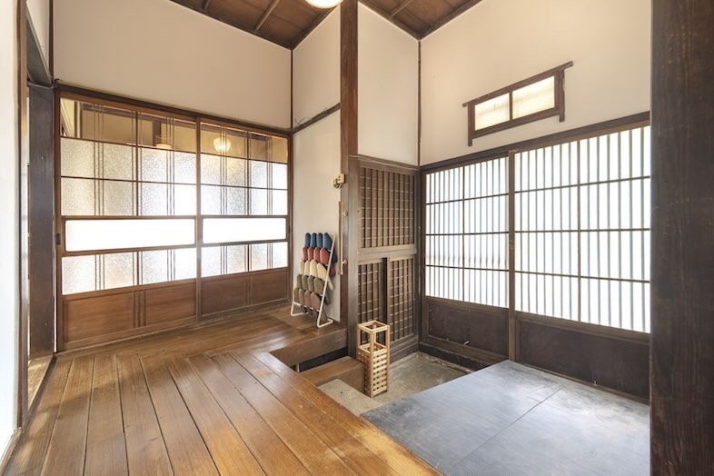 S-Studio保土ヶ谷｜古き良き日本家屋の玄関と土間