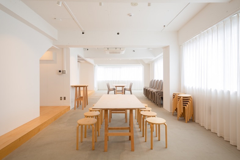 SUMIRE STUDIO｜【6F 多目的スペース】白壁×モルタル床とナチュラルな家具が揃った空間