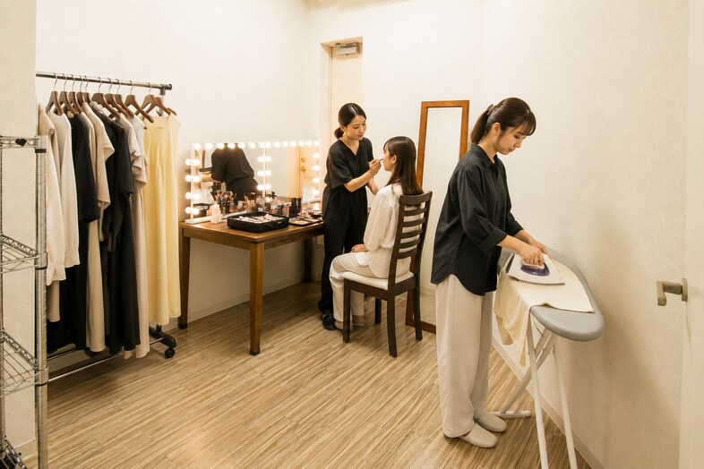 麻布十番メインキッチンスタジオ｜ヘアメイクとスチーム準備が同時に進む控室