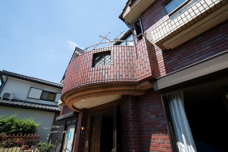 もえぎ野一軒家スタジオ｜【外観】赤レンガの外壁と丸いバルコニー ※平面図⑨
