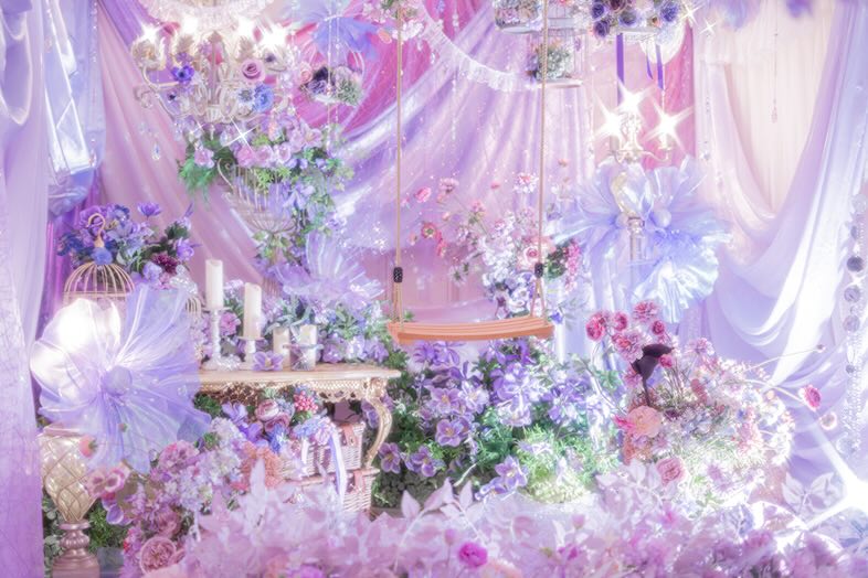 ハナノスミカ｜パープルの光と花々がきらめく幻想的な空間は、ポートレートやアーティスト写真などに最適（紫のブース）4月-6月末まで