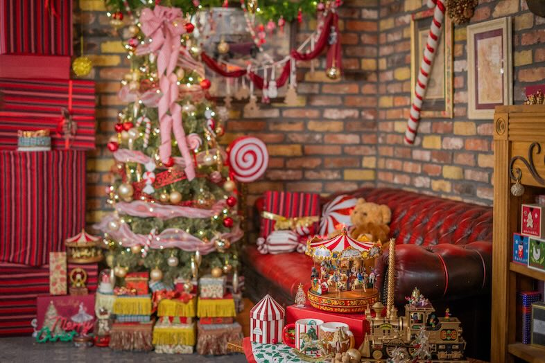 ハナノスミカ｜クリスマスデコレーションと赤いソファが映える華やかなセット（赤煉瓦のクリスマス）11月-12月25日まで