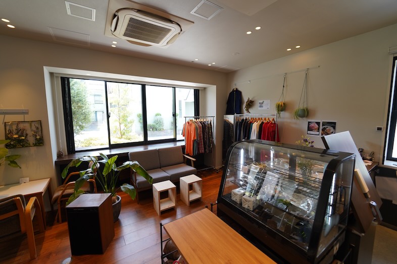 TONARINO. by SWITCH STAND｜大きな窓から自然光が差し込む店内