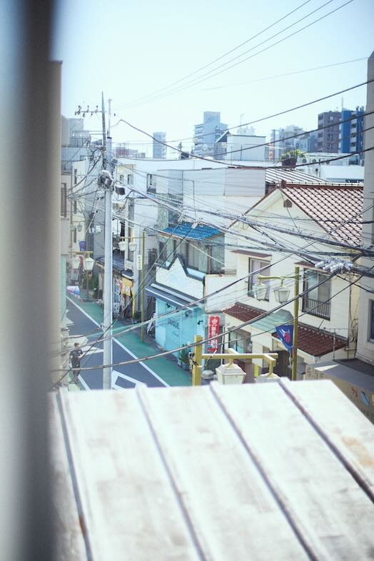 Neuk studio｜窓から住宅街と街並みを見渡せる