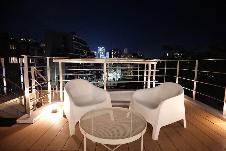 yok.terrace｜都心の灯りを背景に、ラグジュアリーなナイトシーン撮影に最適