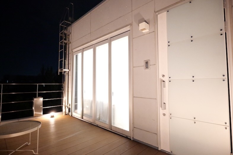 yok.terrace｜テラスと室内がシームレスにつながる開放的な夜景カット