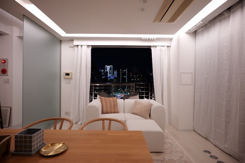 yok.terrace｜窓越しに夜景が広がり、抜け感のある撮影が可能です