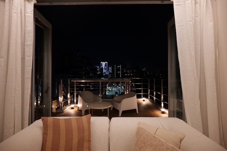 yok.terrace｜都会の夜景を望む最上階テラスは、開放感あふれるロケーション