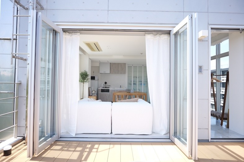 yok.terrace｜全面開口で明るく開放的、かつホテルステイのような世界観をそのまま撮影できる