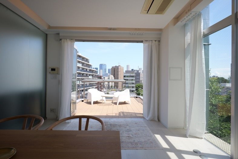 yok.terrace｜テラスと室内はフラットな構造のため、一体感のあるシーン演出が可能です